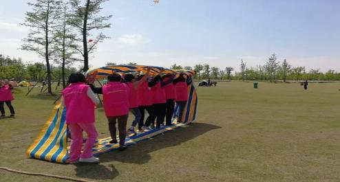 开展“快乐志愿吧”团队拓展活动